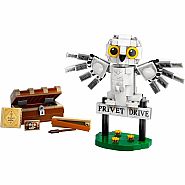 LEGO® Harry Potter: Hedwig™ at 4 Privet Drive 
